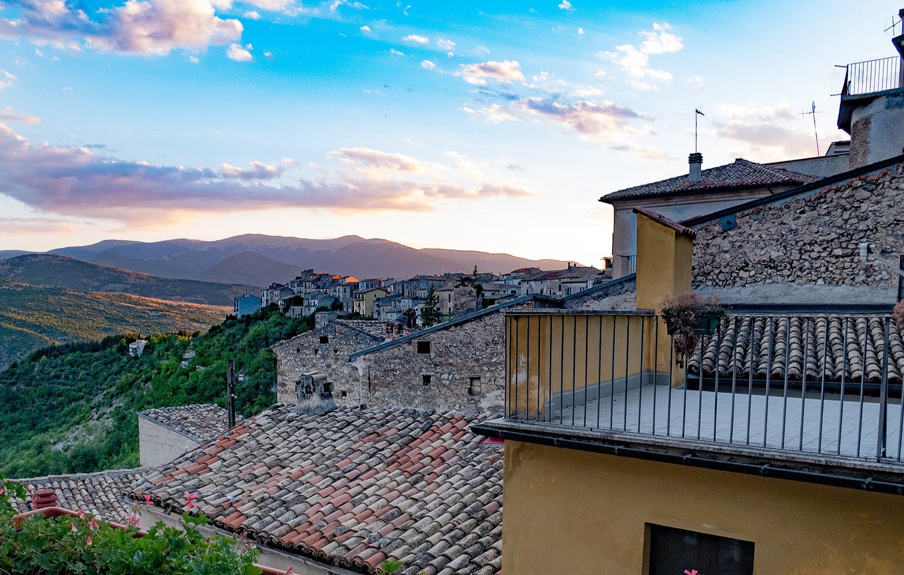 Borgo abruzzese di pietra al tramonto