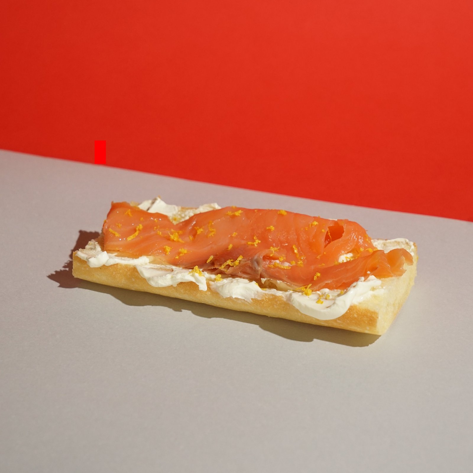 Bruschetta salmone, formaggio spalmabile e limone
